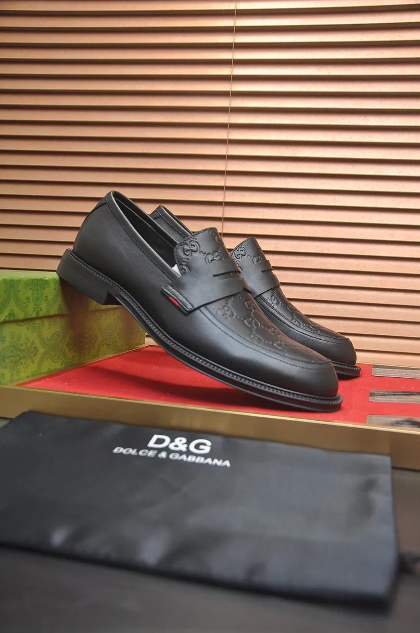 Men's shoes💰500💶Italy's top luxury men's shoe giant (GUCCI) (Gucci) (full cowhide lining) new arrival🍃Original European style🔰 Pleasant to the eye😍In order to make the shoes more durable and non-deformable🌀The production continues to follow traditional methods but there is still no lack of innovation💪Choose original sheepskin for the leather♻️ Smooth and natural And extra bright ⭐Made of imported cowhide, the first choice of rich people 38-45 (45 customized)